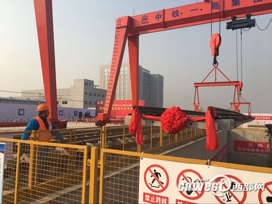 地鐵四號線由土建施工階段正式進入鋪軌階段。