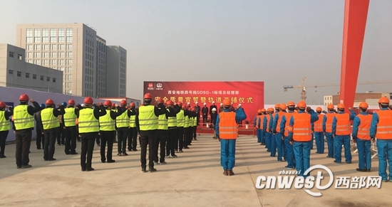 地铁四号线由土建施工阶段正式进入铺轨阶段。