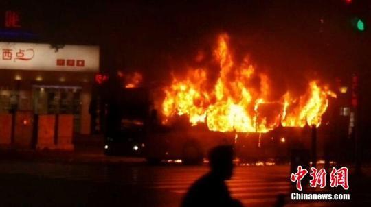 2014年11月21日18时20分左右，广西柳州市屏山大道一辆搭载约40名乘客的快速公交车（BRT）在行驶过程中发生人为纵火燃烧事件。资料图