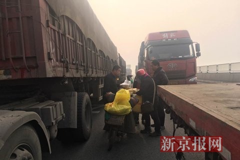 大雾致高速公路拥堵
