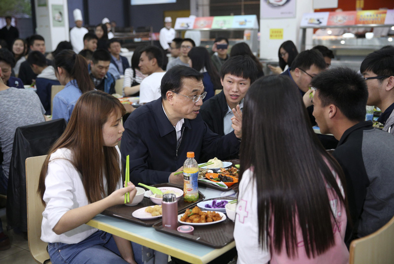  ▲ 在北大食堂与学生一起就餐