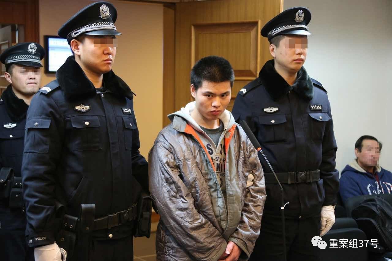 ▲12月30日上午,“彩虹抓捕”图片中的案犯王占领被一中院一审判处死刑。 李佳 摄