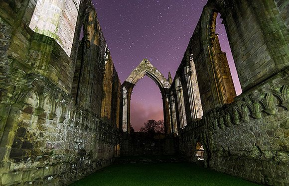 星空下的Bolton Abbey，这里在12世纪曾是一座奥古斯丁修道院。