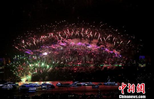 悉尼跨年庆典烟火炫丽绽放。　赖海隆　摄