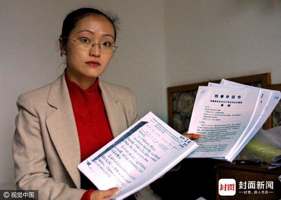 资料图：2003年11月9日南德集团诉讼委托代理人夏宗伟正在接受某媒体的采访。 图/视觉中国