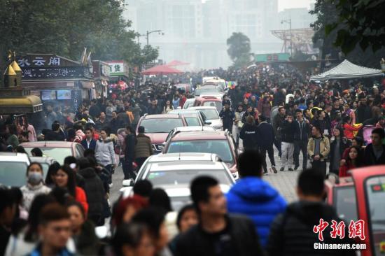 景区å†
游客爆棚。 陈è¶
æ‘„ 2017年元旦假日中国接待游客1.2亿人次_新浪财经_新浪网