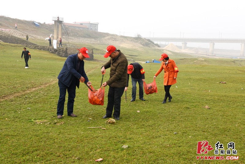 岳阳县新墙河湿地保护志愿者开展环境保护活动