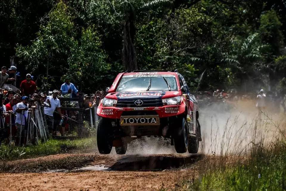 2017达喀尔战火打响 开着冒烟车拿了第一