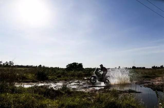 2017达喀尔战火打响 开着冒烟车拿了第一