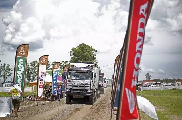 2017达喀尔战火打响 开着冒烟车拿了第一