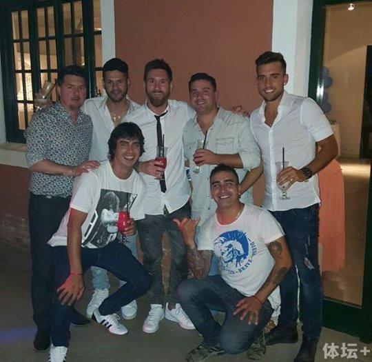 梅西和友人庆祝儿子洗礼