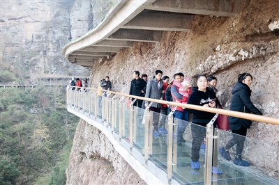 浙江最长玻璃栈道元旦起重新开放 长128米高1