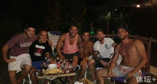 洗礼之前梅西和儿时好友聚会，非常简单节俭