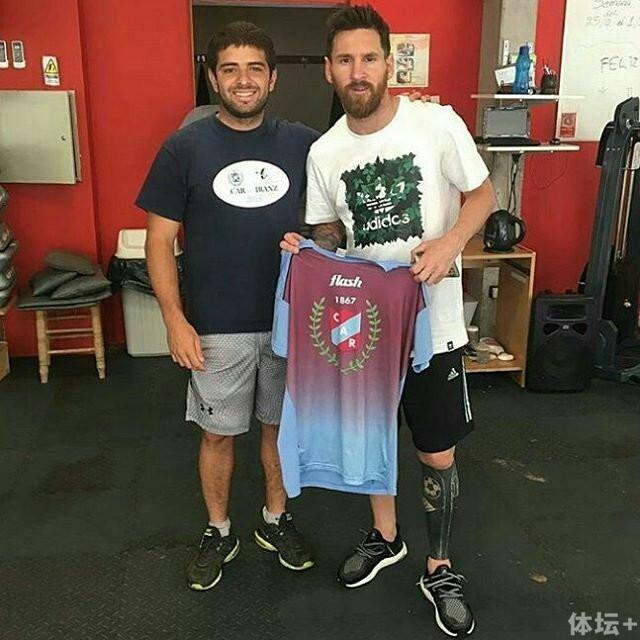 梅西在罗萨里奥不忘去当地橄榄球俱乐部训练保持状态