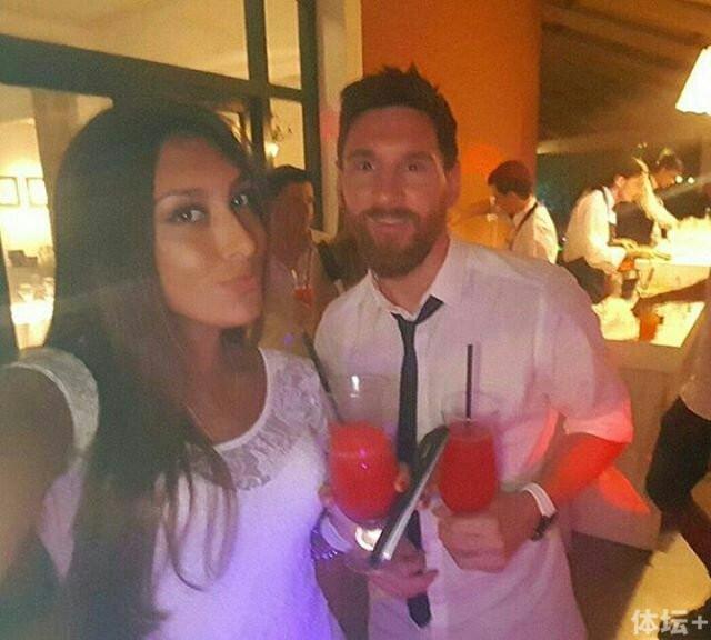 梅西与妹妹在洗礼上