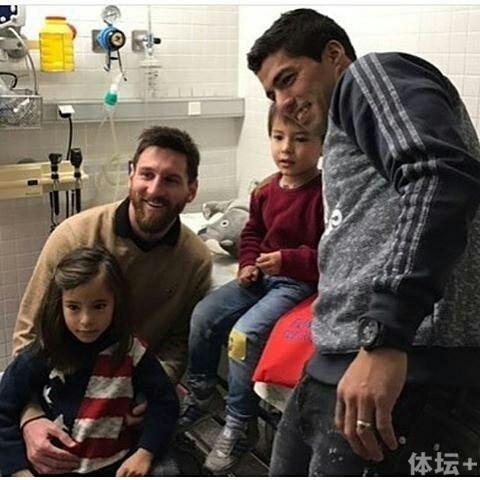 梅西和苏牙回巴塞罗那以后就去儿童医院探访