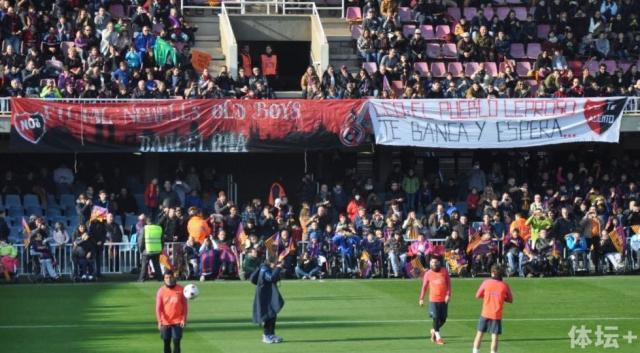 巴萨新年第一练，竟有纽维尔老男孩球迷标语助阵