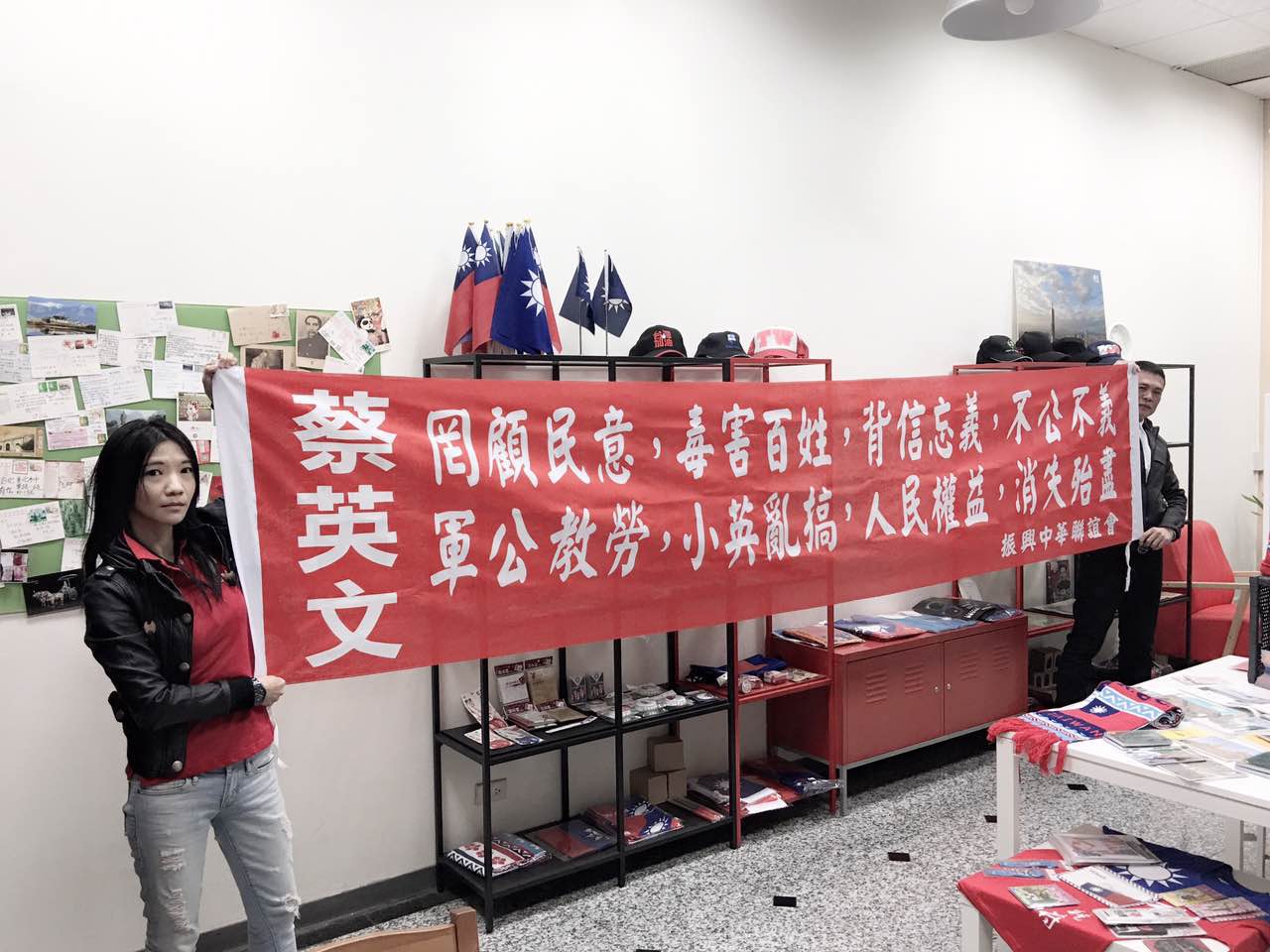 活动发起者、台民间团体“振兴中华联谊会”召集人黄子榕(图左)　