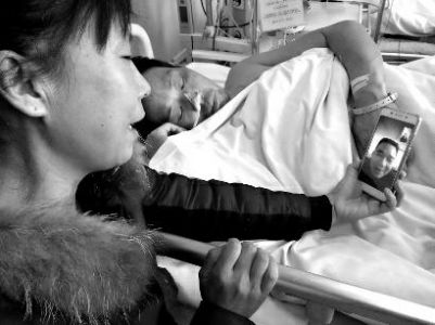 路遇车祸伤者 的哥急送医