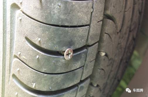 轮胎扎了钉子，到底该不该拔掉呢？