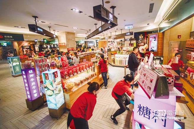 台北101礼品店内的店员比观光客人数还多（图片来源：“中时电子报”）