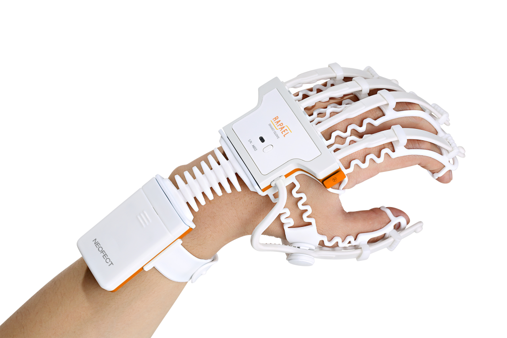 CES上来了一款智能手套 能帮助中风患者进行康复