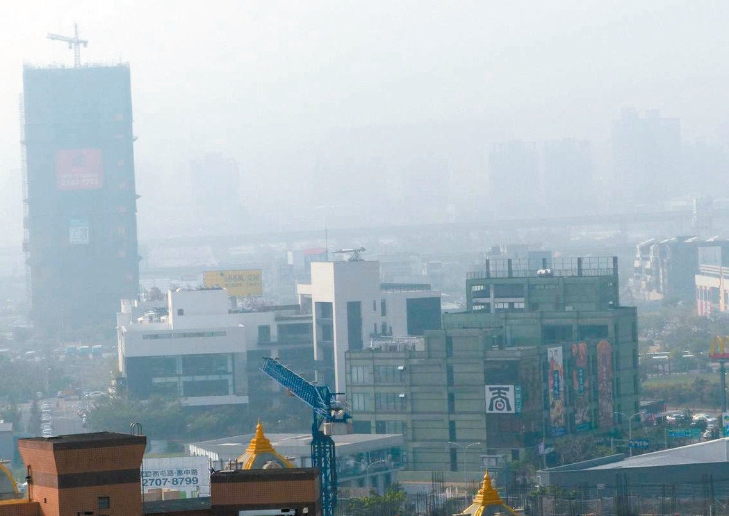 台湾空气污染达红色等级。（图片来源：台湾《联合报》）