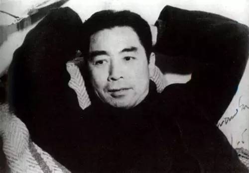 1943年,延安整风时的周恩来 图片来源:新华图片