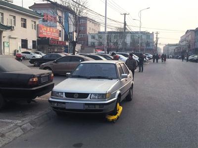 1月6日，记者在昌平区燕丹村探访时，停在太海路上的一辆车被锁。本版摄影/新京报记者 赵凯迪
