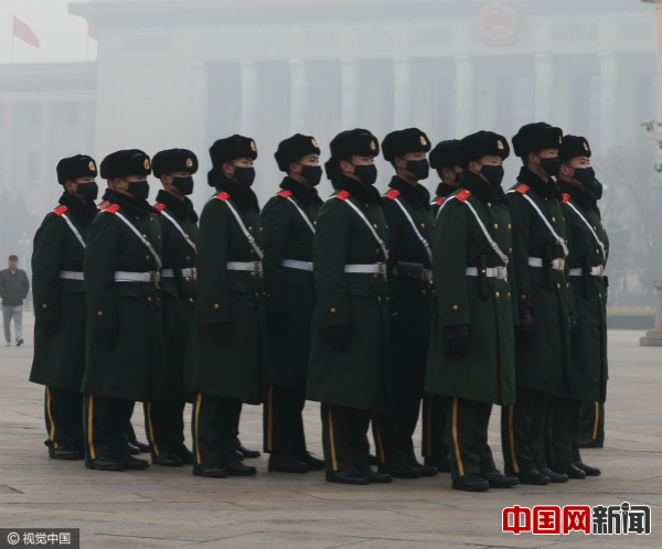 2017年1月1日,武警战士戴口罩在天安门广场值勤。图片来源:CFP