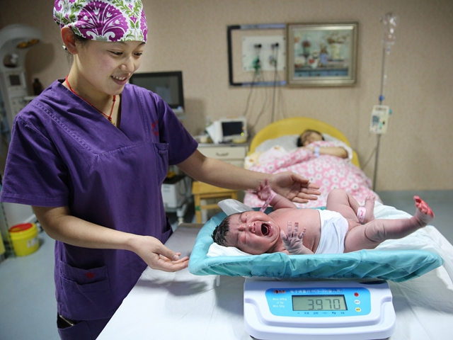 有学者认为，中国面临的低生育率危机非常严峻，全面两孩政策根本无法改变这一危机