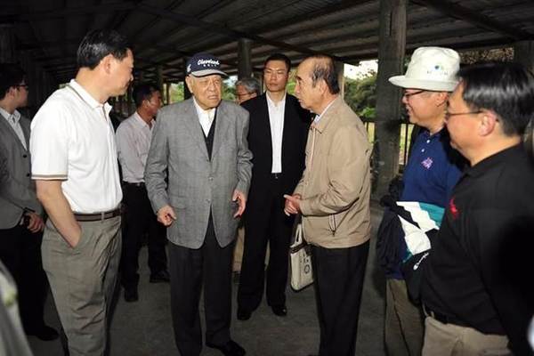 前台湾地区领导人李登辉(下图左二)7日下午二度来到花莲新光兆丰农场关心他的养牛事业。