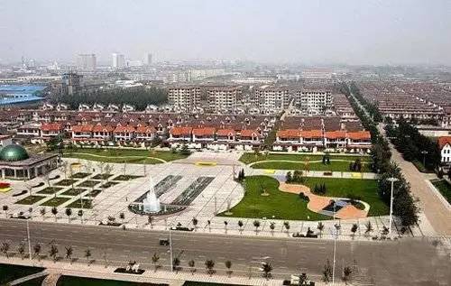 图为当地气派的劳斯莱斯车队,整齐停在路边 上海 九星村