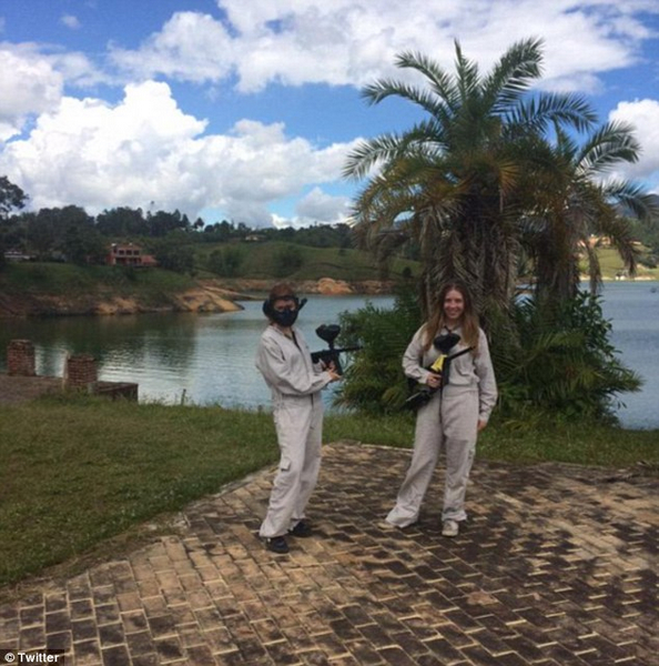 城会玩!英游客在哥伦比亚前毒枭废置房重现枪