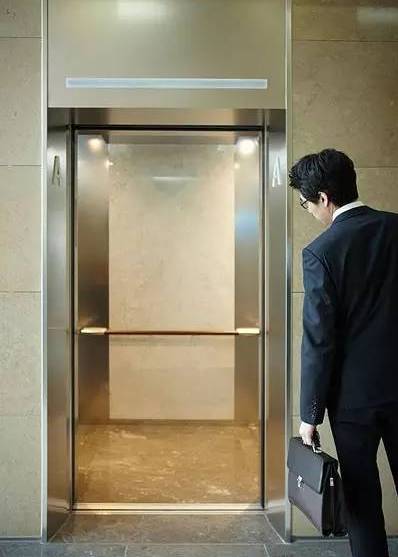 涨姿势,电梯里为什么放镜子?90%的人都不知道.