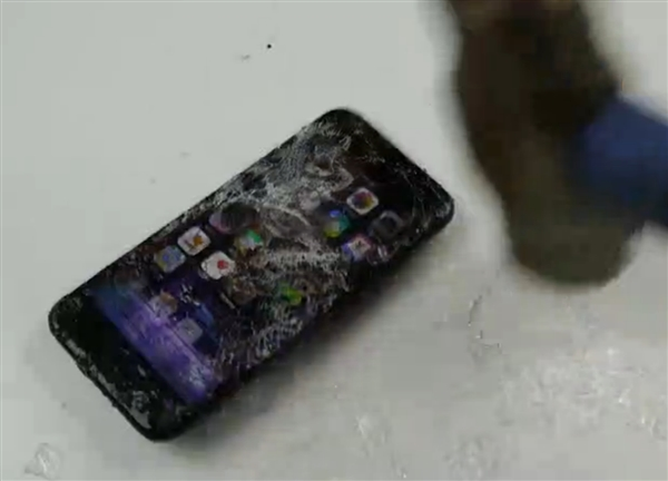实在有点无聊虐机狂人为iphone7镀水晶膜后砸成渣