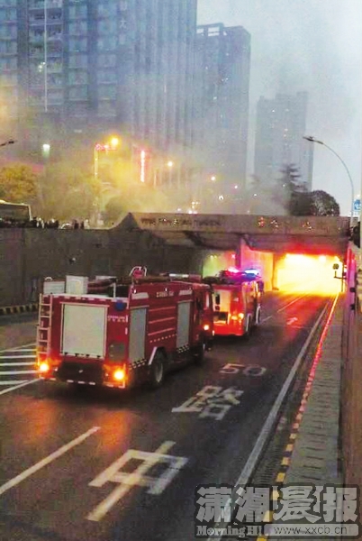 1月9日，营盘路隧道东口西往东方向，一小车发生自燃。消防官兵正在现场紧急救援。 视频截图