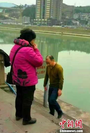 图中男子为刚刚从刺骨河水中救起落水儿童的黄有斌。剑阁县委宣传部