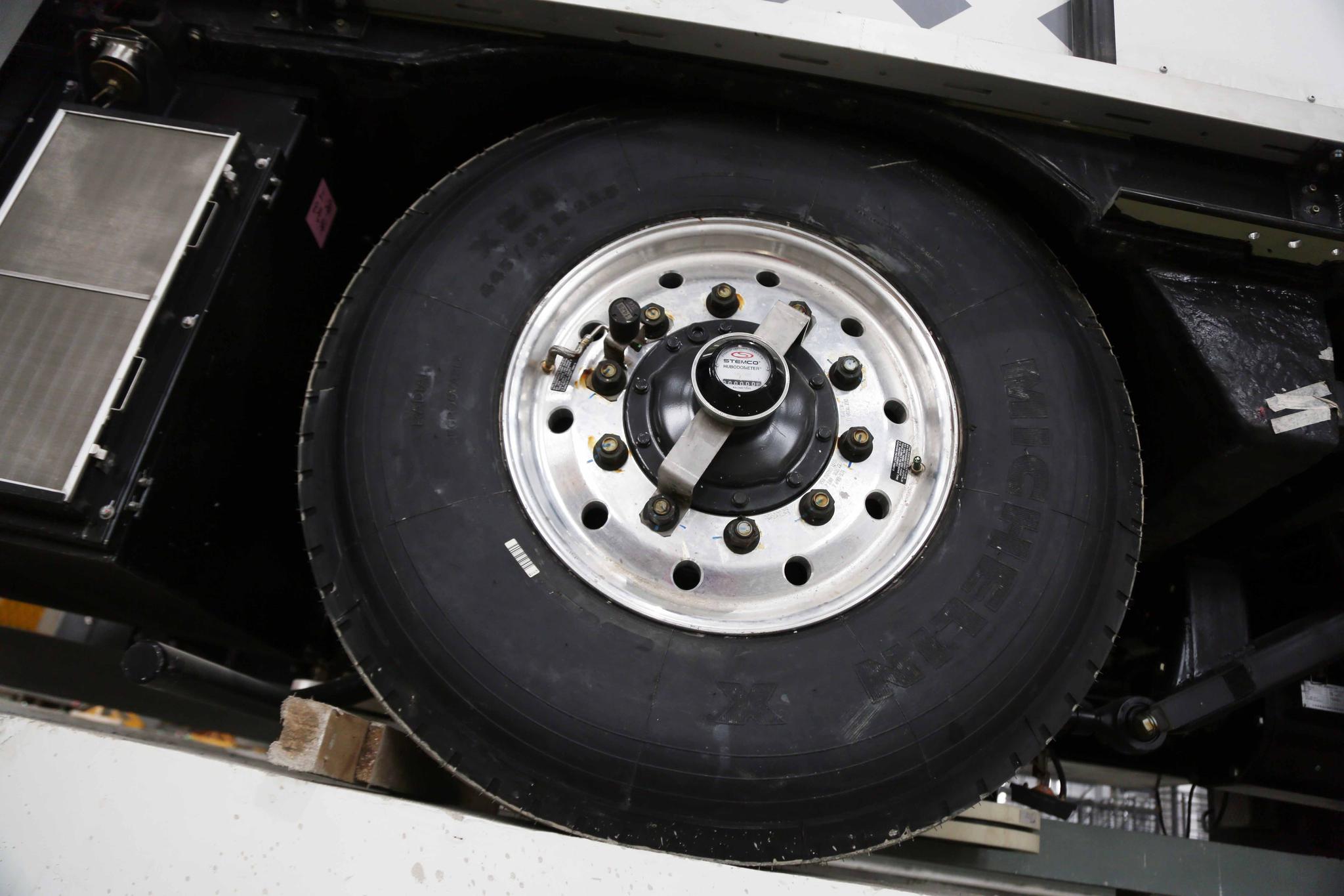 揭秘上海首列无人驾驶地铁:无驾驶室,车底有轮