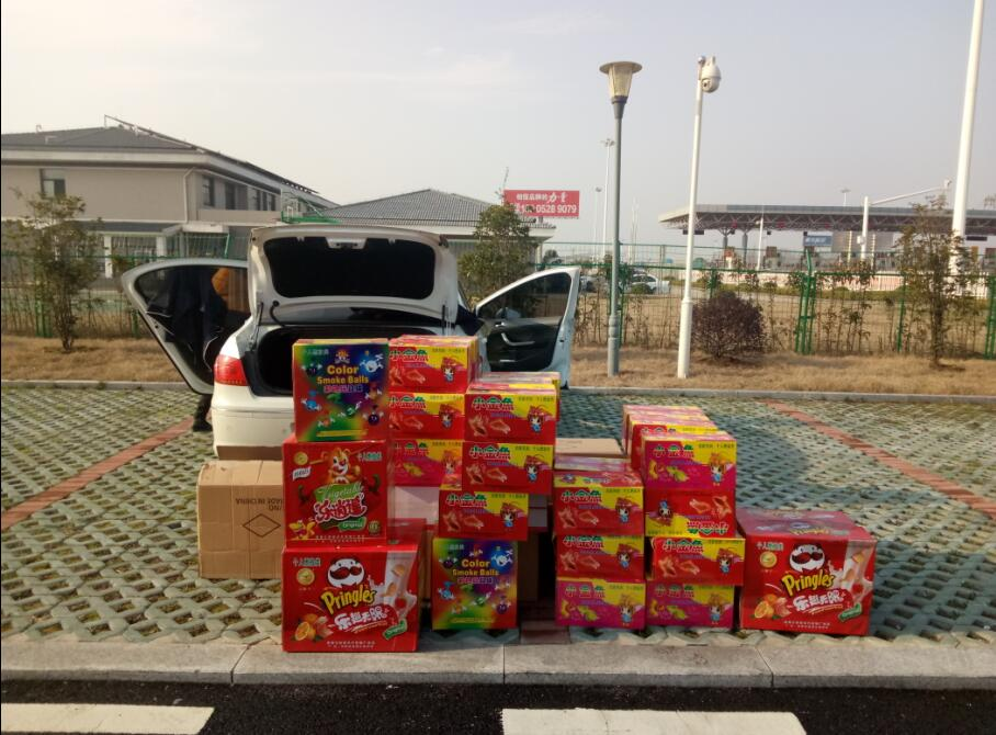 移动炸弹上高速:私家车里藏50余箱烟花爆竹