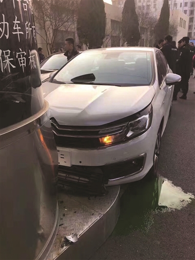 “惹出乱子”的雪铁龙轿车。