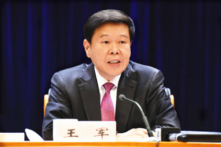 图为 国家税务总局党组书记,局长王军在全国税务工作会议上作工作