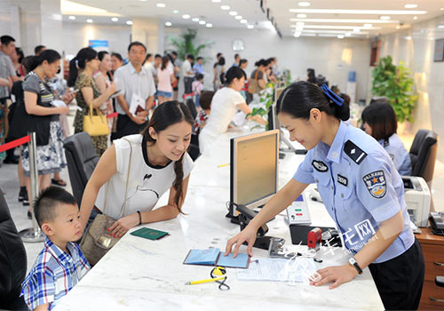 去年重庆办理出入境证件224万证次 每百位居民