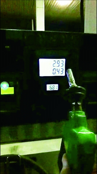 网友拍摄的视频中显示，油枪没在加油，但加油机显示屏在“走字”网络截图