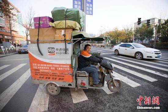 资料图：山西太原，一辆满载包裹的快递配送车。 张云 摄