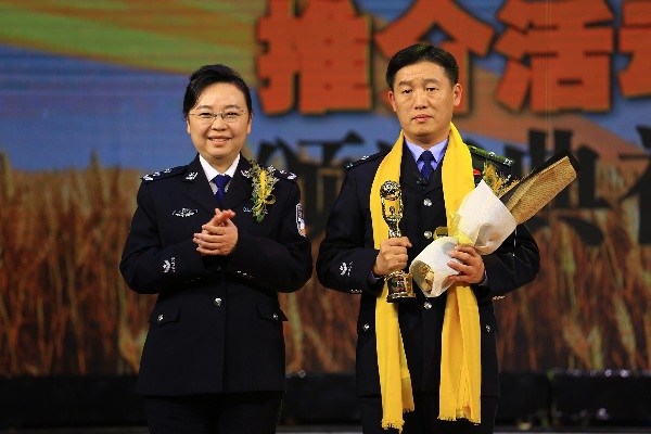 作家刘震云:把农民和农民工的情感一点一滴地