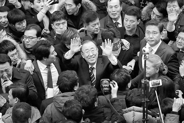 潘基文在首尔站向民众挥手致意。