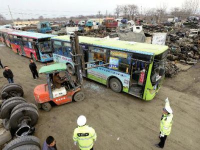 20多辆临近报废公交车被拆解