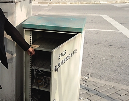 电子技术男开车违章被拍 偷监控设备回家研究