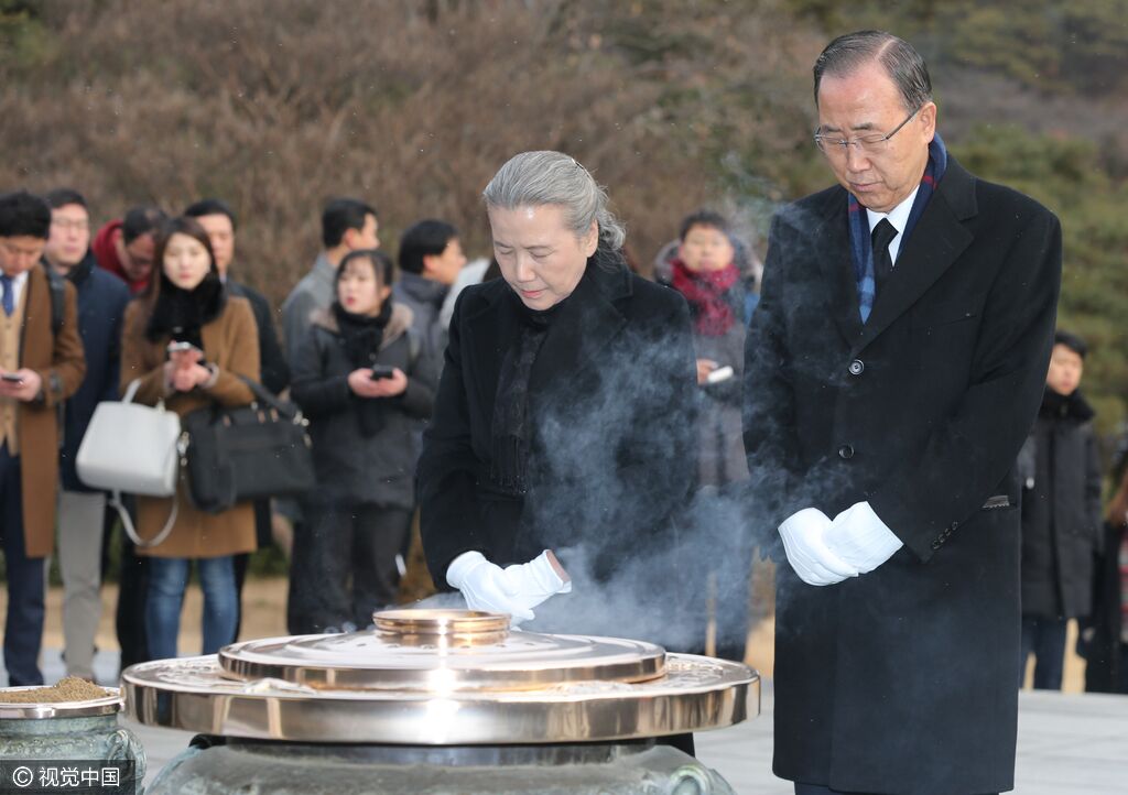 当地时间2017年1月13日，韩国首尔，前联合国秘书长潘基文卸任回国后，携妻子参拜国立首尔显忠院。